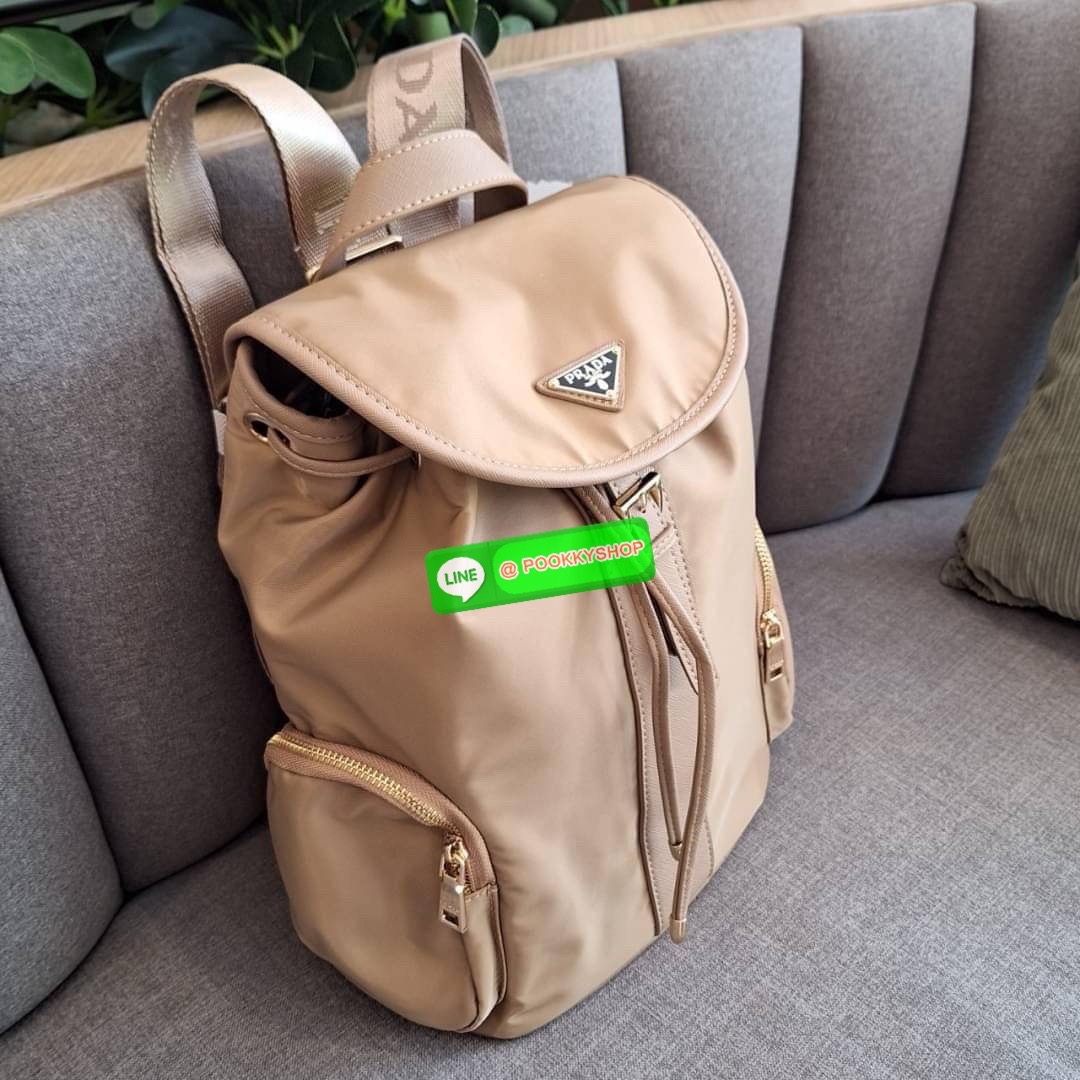 NEW ARRIVIAL กระเป๋าเป้ทรงสวย Prada Nylon Backpack With Pocket วัสดุผ้าไนล่อน กันน้ำเนื้อหนาอย่างดี ใบนี้ ดีไซต์สวยเก๋ เป้แบบหูรูด ทรงสวยน่ารัก อะไหล่ทองทั้งใบ เปิดปิดด้วยกระดุมแม่เหล็ก ด้านข้างมีกระเป๋าอีก 2 ช่อง ด้านในมีป้ายโลโก้บุด้วยผ้าแบรนด์หนาอย่างด