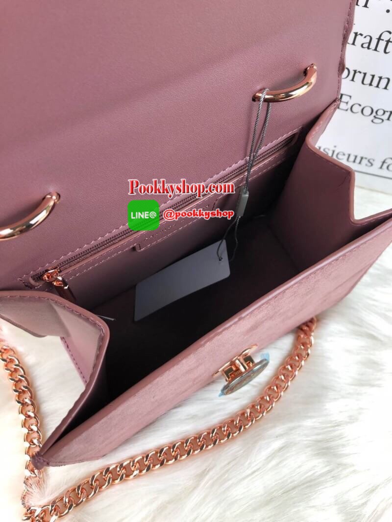 New! สินค้าพร้อมส่งค่า CHARLES & KEITH METAL DETAIL FRONT FLAP BAG กระเป๋าสะพายรุ่นใหม่ชนช็อป วัสดุหนังเรียบ แต่งดีเทลเก๋ไก๋ ที่โซ่สะพายยาวจะเป็นโซ่ใหญ่และเล็กต่างสีกัน เปิดปิดด้วยตัวล็อก ด้านในเป็นช่องกว้าง มีช่องซิป 1 ช่อง ใส่ของจุกจิก iphone plus ได้ ส