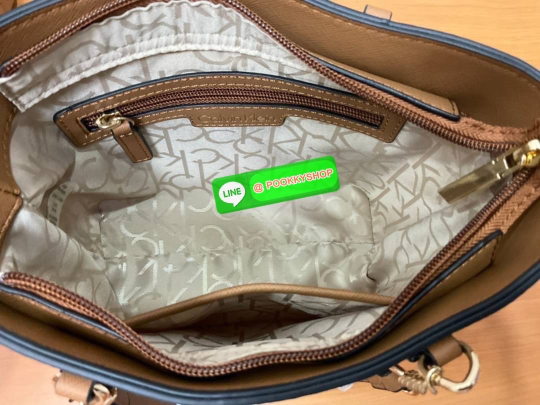 Calvin Klein Monogram Shopping Bag คอลเลคชั่นใหม่ล่าสุด ของมันต้องมี สวยหรูดูแพงมาก สำหรับรุ่นนี้!!! กระเป๋าถือ/สะพาย Crossbody รุ่นใหม่ชนช้อป รุ่นยอดนิยม วัสดุ PVC คุณภาพดี น้ำหนักเบา ด้านหน้าประดับด้วยโลโก้แบรนด์ ตัวกระเป๋าลาย monogram สวยหรู รอบใบ มาพร