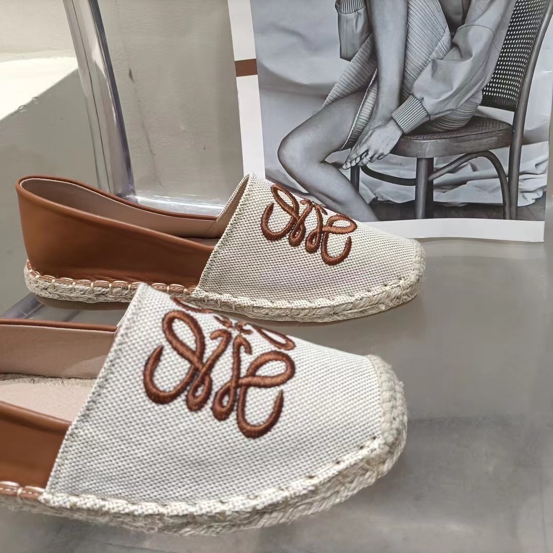 Shoe slip on รองเท้าBrand slip on งานสวยมาใหม่ รุ่นนี้ใส่สบาย ใส่แมตช์กับชุดง่าย สาวๆควรมีค่า💖