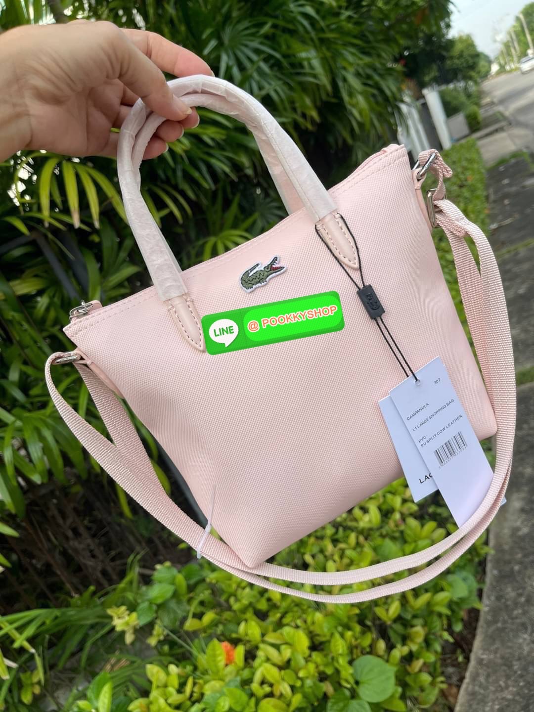 ลาคอส Women's L.12.12 Concept Petit Piqué Zip Tote กระเป๋าสะพายข้างทรง mini tote วัสดุ pvc100% เปิดปิดด้วยซิปเดียวด้านบนสะดวกใช้งาน ใส่มือถือได้ทุกรุ่น ด้านหน้ามีดีเทลโลโก้ปักดูโดดเด่น สายของกระเป๋ารุ่นนี้สามารถปรับความยาวได้ฟรีไซส์ เลือกสะพายได้ ไ