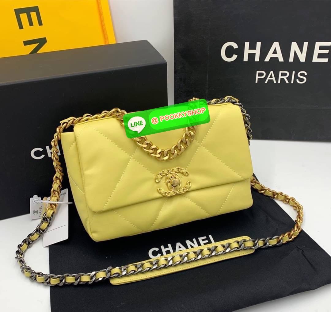CHANEL MAXI HANDBAG RESTOCK!! ตอบรับคำเรียกร้องอย่างท้วมท้น!! พรีเมี่ยมกิ๊ฟจากแบรนด์ Chanel รุ่นตามล่าพลิกแผ่นดิน กระเป๋าถือ/สะพาย หนังแกะที่นิ่มสุดพลัง!! ลายตารางสวยคม โลโก้ลายโซ่สอดหนังเด่นชัด เปิด-ปิดกระเป๋าด้วยตัวบิดล็อค อะไหล่ทองหรูหรา มีระดับ!! ดีไซ