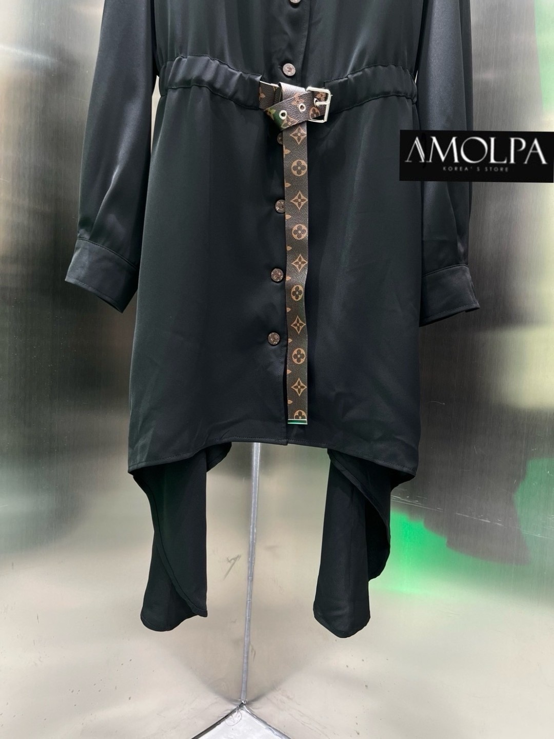 DRESS LOUIS VUITTON แต่งอะไหล่Monogramหนังน้ำตาล สวยหรู แต่งชาระย้า ผ้าดีสุดดดดดดดด ส๊วยยม๊ากกก น่ารักเข้ากันได้ดี๊ ได้ดี สุดฮฮิตตตต น่ารักกกมากกกกกก อย่างดี หนานุ่ม และเย็นๆ ห้ามพลาดเลยน๊า