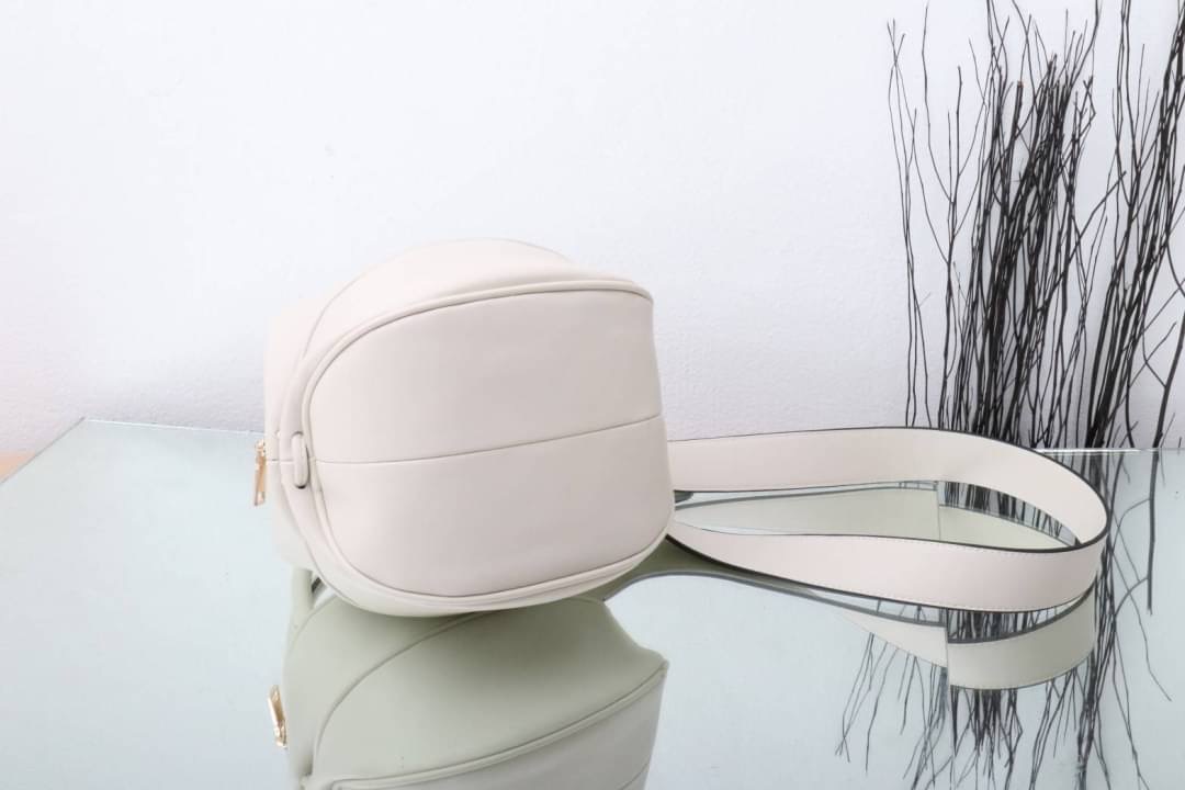 กระเป๋าลูกมะเฟืองยอดฮิต ดาราเซเลปใช้กันเยอะมาก งานตั้งใจผลิตกว่าจะได้มา แก้งานข้ามปี หลายรอบเพื่อความเป๊ะ งานสวยหนังสวย แถมฟรี!! ที่ห้อยลายดอกไม้ โอ้ย!!สวยเป๊ะขนาดนี้จะพลาดได้งัย