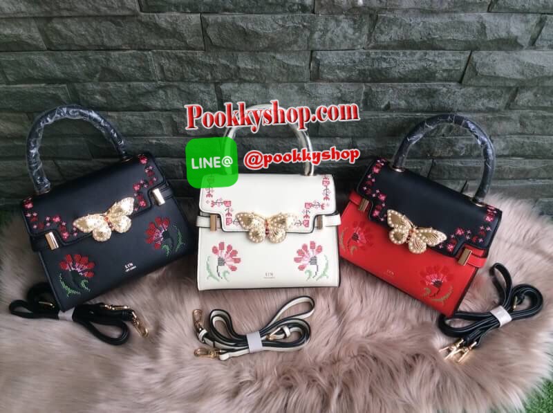 จัดส่งฟรี EMS ทั่วไทยค่ะ พร้อมส่ง LYN New Collection 2018 รุ่น FLORENCE M กระเป๋าถือ / สะพาย Size M วัสดุหนังเรียบ ตัวกระเป๋าปักลายสวยงาม ประดับด้วยตัวผีเสื้อ อะไหล่ทอง ด้านหน้าปั้มโลโก้แบรนด์ มีหมุดรองฐาน 4 มุม ปิดเปิดด้วยกระดุมแม่เหล็ก ภายในมีช่องใส่มือ