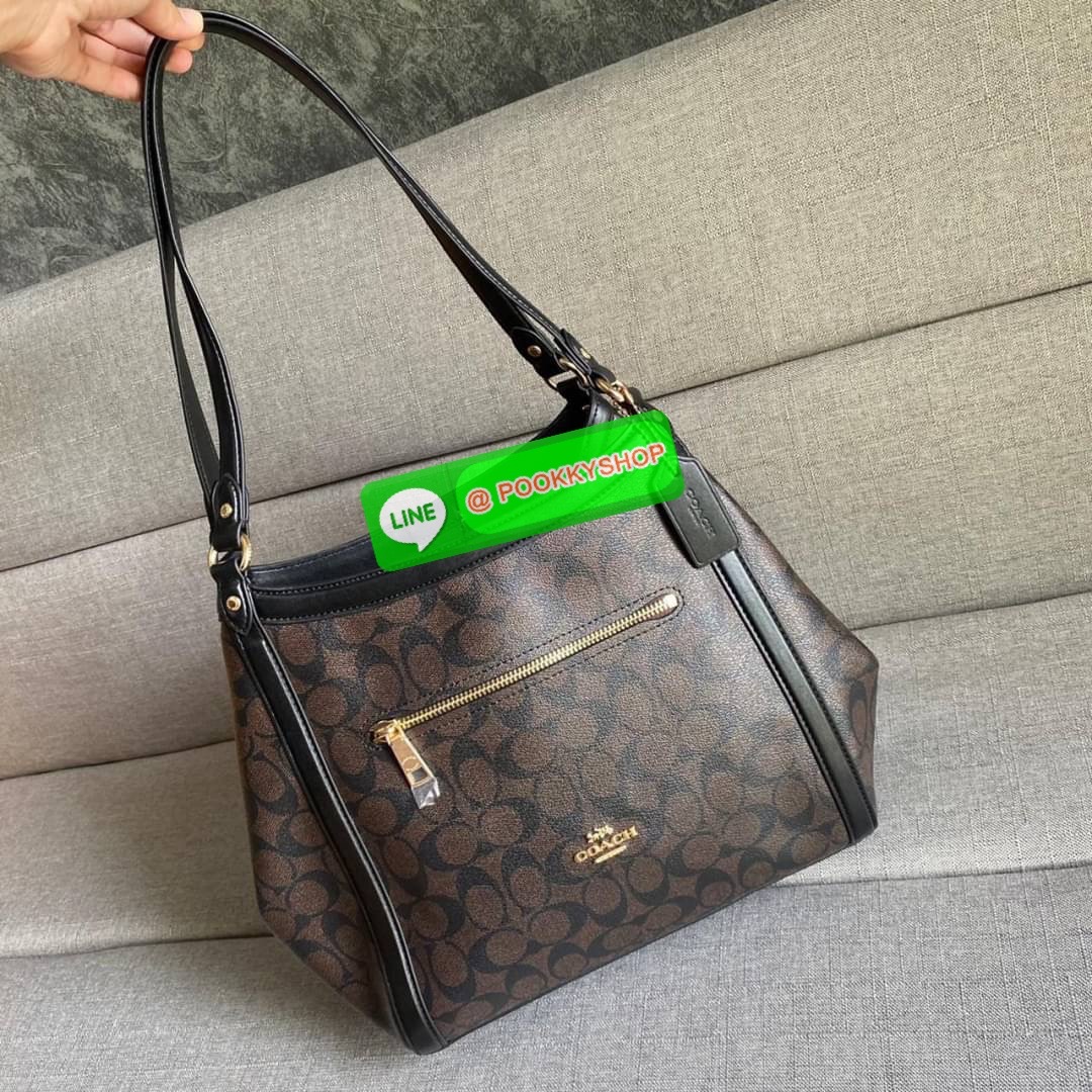 COACH C6232 KRISTY SHOULDER BAG IN SIGNATURE CANVAS (COACH C6232) สุดคุ้ม สาวๆสายช้อป ห้ามพลาด กระเป๋าสะพายไหล่ ใบใหญ่จุของได้เยอะ สายช้อปใช้งานเกินคุ้ม วัสดุหนังแคนวาส ภายในช่องกว้าง แบ่งสัดส่วน ด้านหน้ามีช่องซิป เปิด ปิด ด้วยกระดุมแม่เหล็กมีช่องซิปตรงกล
