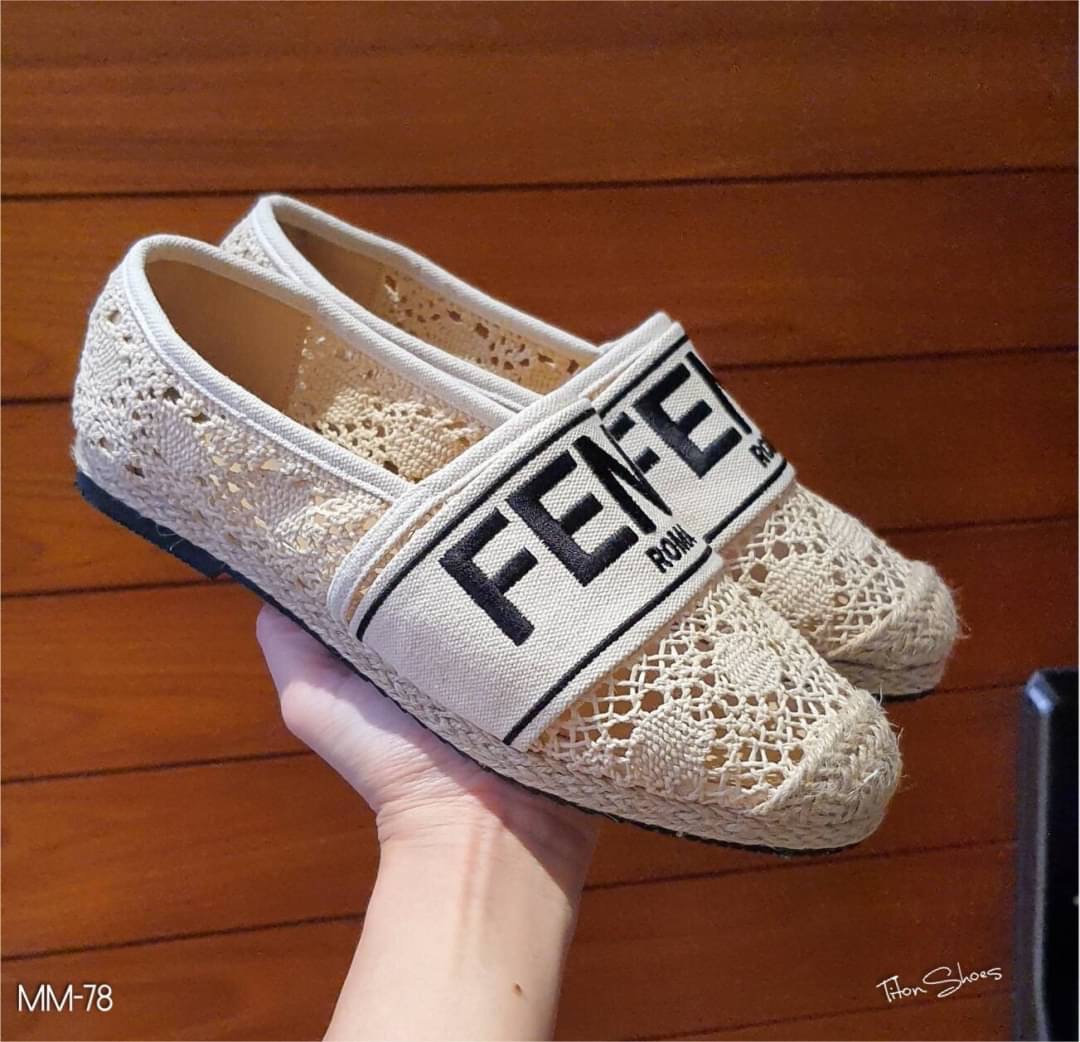 งานเข้าใหม่ เพิ่งมาค่ะ พร้อมส่ง คลอใหม่ สลิปออนงานลูกไม้คาด Fendi Roma น่ารักมากๆ รุ่นนี้ พื้นปั้มแบรนด์