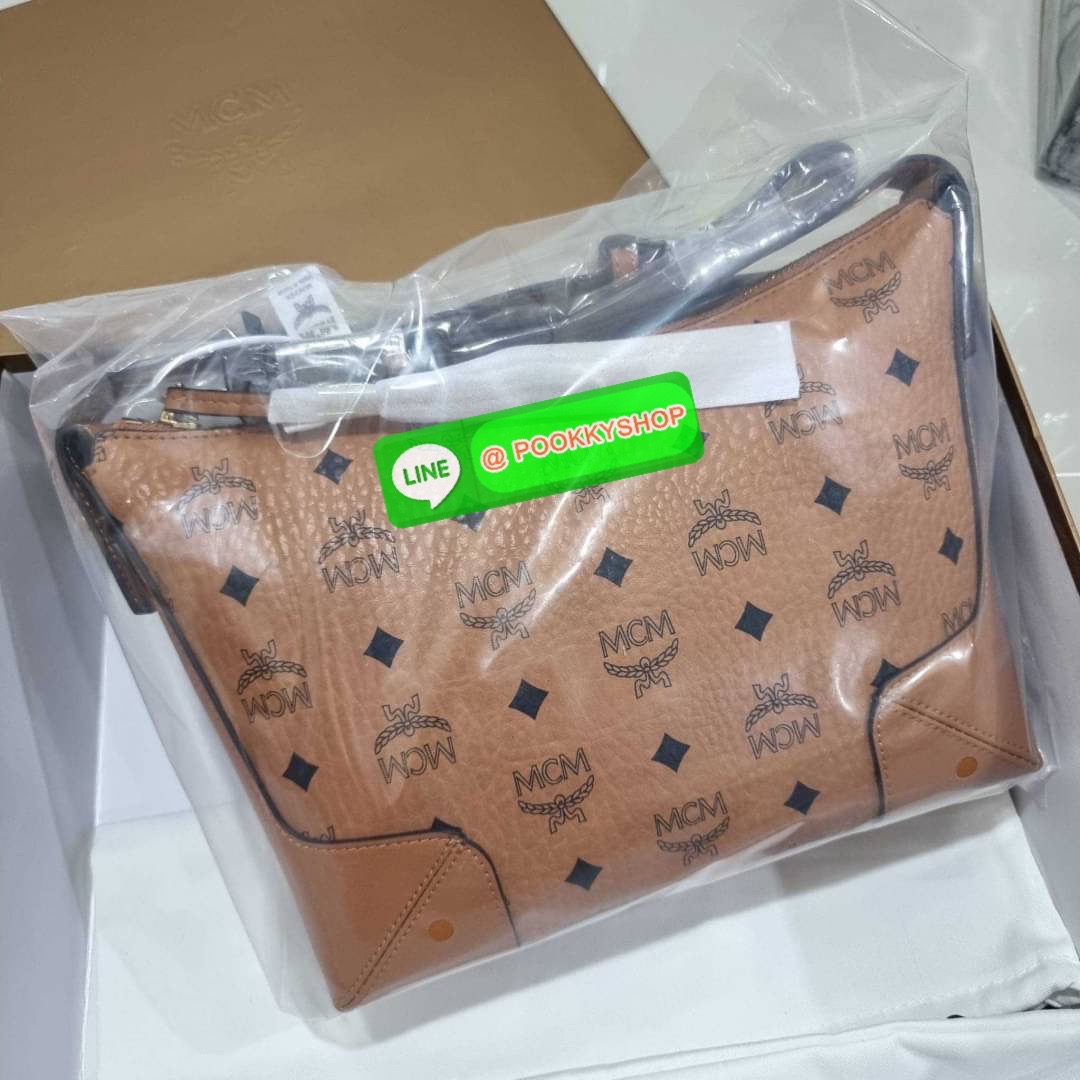 MCM KLARA SHOULDER BAG IN VISETOS ไอเท็มยอดฮิตที่ใครๆต่างก็ตามหา กับกระเป๋าสะพาย สะดวกใช้ ขนาดกำลังดี ดีไซน์เรียบง่าย แต่ซ่อนความหรูคงเอกลักษณ์ วัสดุหนังแคนวาสคุณภาพ รูปเปิด-ปิดง่ายด้วยซิป ภายในโล่งกว้าง ใส่ของจำเป็นในชีวิตได้สบายๆ จัดให้พร้อม original bo
