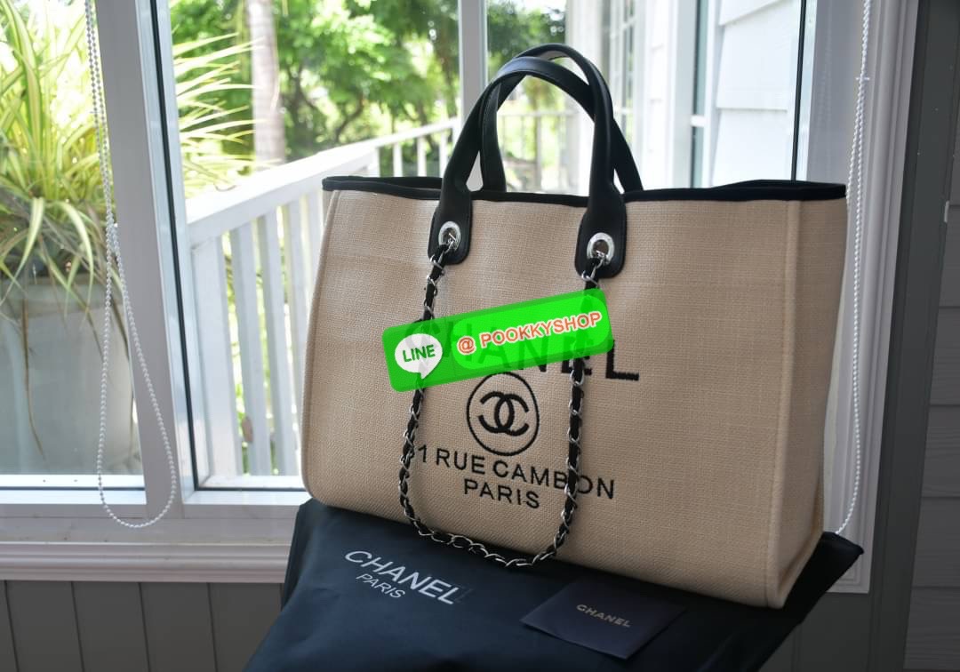 premium gift Chanel Tote canvas จากแบรนด์ Chanel กระเป๋าสะพาย Chanel Tote canvas โลโก้ปักกระเป๋าทรง Tote ผ้า canvas เนื้อหนาอย่างดีมีซับใน ด้านหน้าปักโลโก้ไข่มุกแบรนด์หรู หูจับมี 2 แบบคือ แบบสายหนัง และ โซ่ สามารถสะพายไหล่ได้คะ ใบใหญุจุของคุ้ม แต่น้ำหนักเ