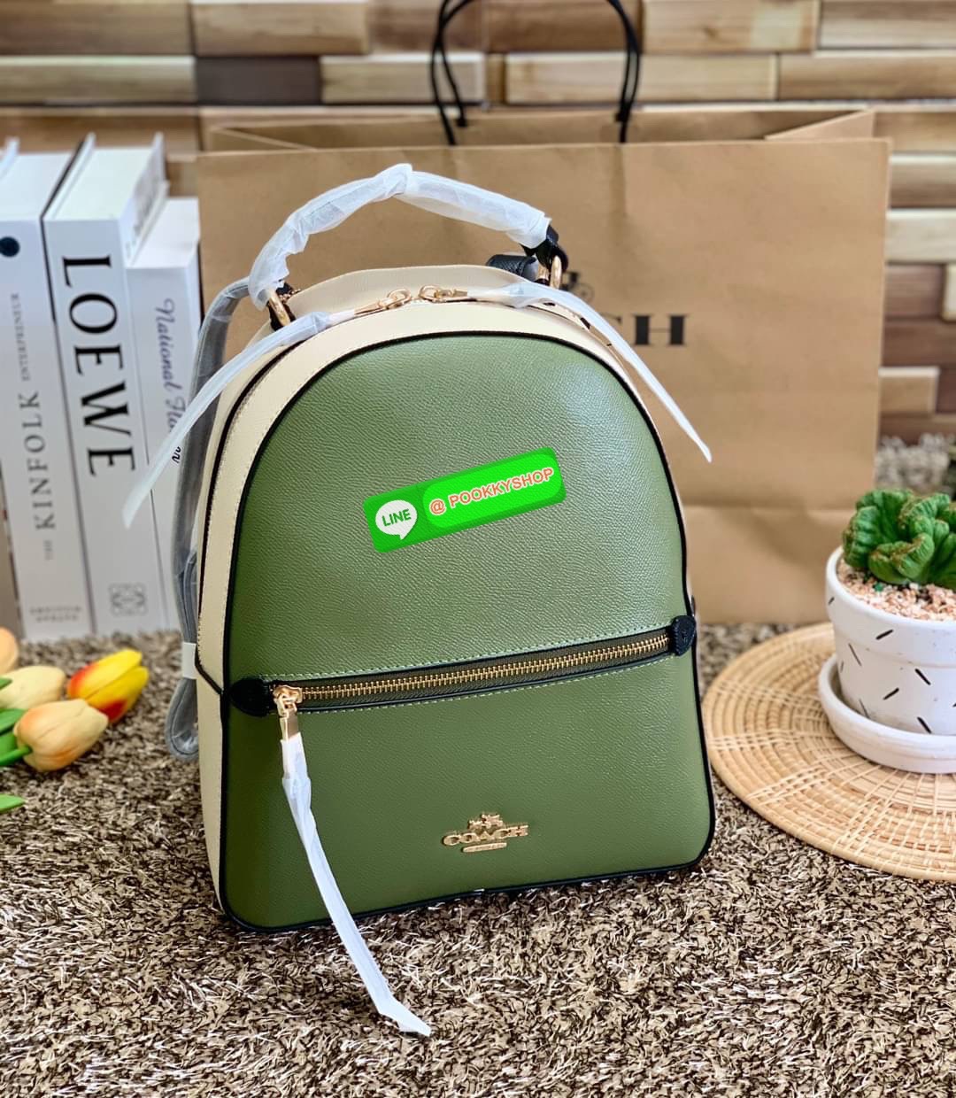 COACH JORDYN BACKPACK ((C2732//76623)) 🌹🌹ไม่มียังไงไหว ต้องบอกว่าน้องสวยมากๆค่า! กระเป๋าสะพายหลังแบบมีหูหิ้ว หนังแแท้ ลายหนังสวยน่าใช้มากค่ะ ด้านหน้ามีช่องซิปใส่มือถือหรือของจุกจิกลงไปได้ค่ะ เปิด-ปิดกระเป๋าแบบซิปคู่ห้อยหนัง ภายในกว้างใส่สั