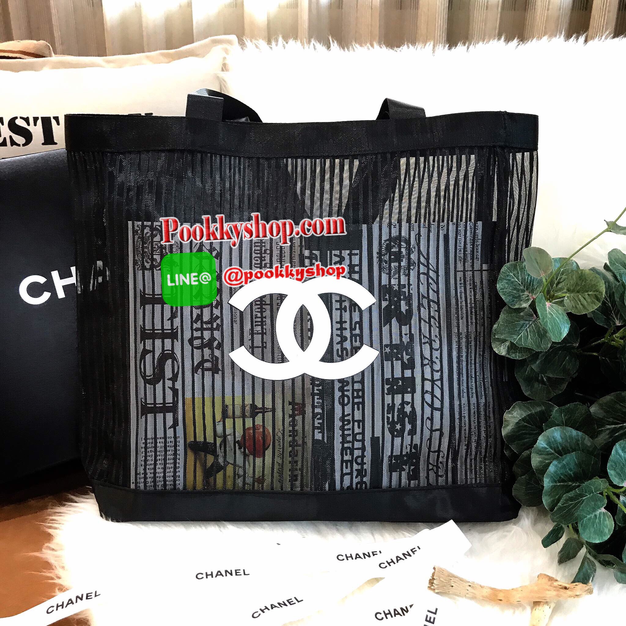 ห้ามพลาดนะคะ! NEW Arrival! Chanel Cosmetic Shopping Bag กระเป๋าสะพายใบใหญ่ VIP Gift With Purchase Limited Edition พรีเมี่ยมกิ้ฟของแท้จาก Chanel Cosmetic Counter ใบใหญ่วัสดุ Nylon โปร่งปั้มโลโก้แบรนด์ เปิดปิดด้วยแถบแม่เหล็กซ่อนด้านในปากกระเป๋าบุที่ฐานเพื่อ
