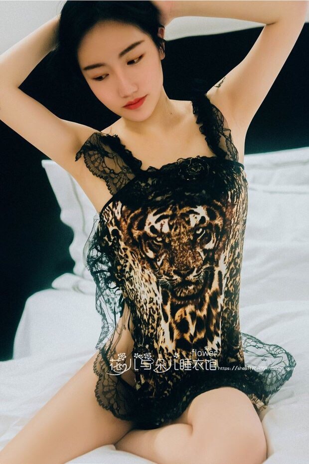 ชุดนอนเซ็กซี่ ชุดนอน ลายเสือ แต่งขอบด้วยลูกไม้ซีทรูรอบชายกระโปรง และสาย เพิ่มลูกเล่นเก๋ๆ แบบผ่าข้าง และมีเชือกผูก แบบยั่วยวนและเซ็กซี่มากๆคะ + G string เข้าชุด คะ