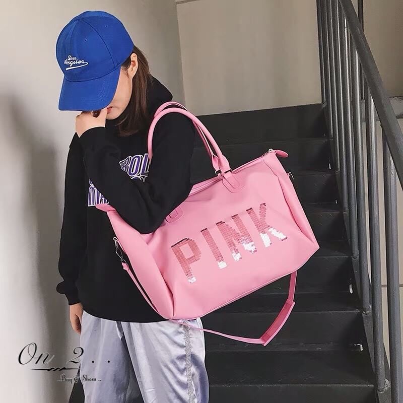 victoria secret pink bag เข้าแล้วจ้างานตัวสวยpink เหมือนเดิมเพิ่มเติมคือสีชมพูน่ารักน่ารัก กระเป๋าเดินทาง victoria secret ปักหน้า pink อเนกประสงค์สุดๆใช้ได้หลายโอกาส