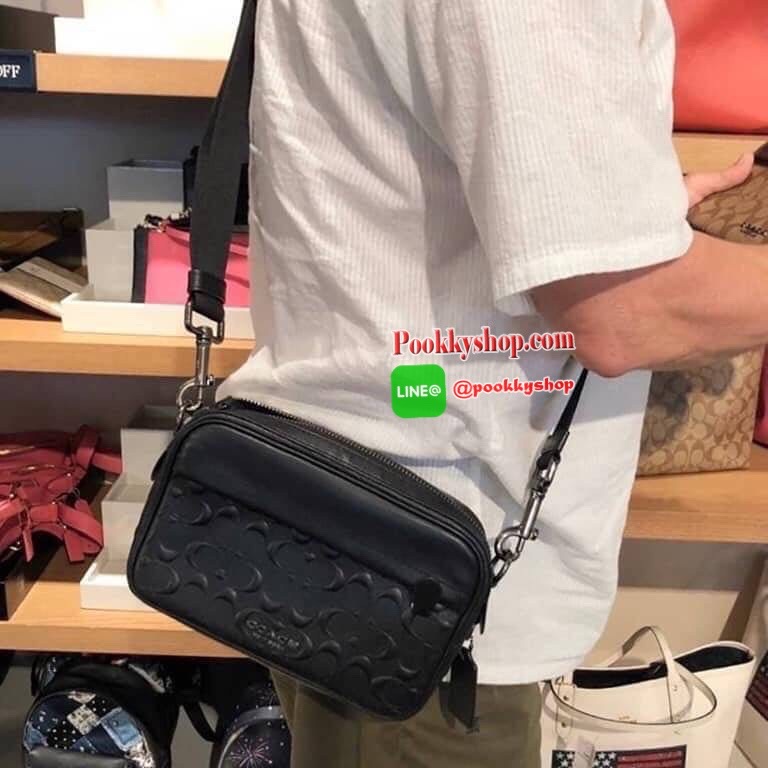 NEW IN !! COACH GRAHAM CROSSBODY IN SIGNATURE LEATHER (COACH F50713) **รุ่นตามหากันเยอะมากๆ** กระเป๋าสะพายข้าง ใช้ได้ทั้งผู้ชายและผู้หญิง โดดเด่นด้วยลาย Signature แบบลาย C นูน สายสะพายถอดได้ สามารถถือเป็นครัชได้ สามารถปรับสายสั้นเป็น คาดอกได้ ขนาดกำลังดี