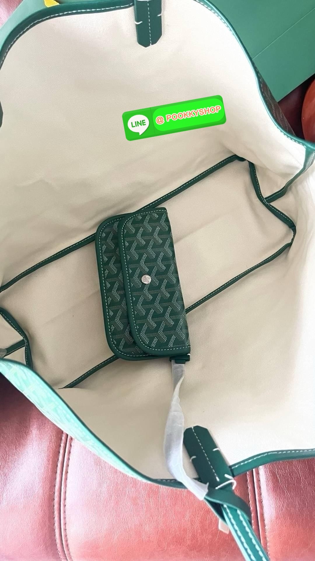 GM SIZE Goyard Saint Louis Claire-Voie GM Bag กระเป๋า Saint Louis GM มาในรุ่นลิมิเต็ดอิดิชั่นในผ้าใบ Goyardine Claire-Voie Grege สุดพิเศษใหม่ ผ้าใบเคลือบด้านในและสามเหลี่ยมด้านนอกที่โดดเด่นเป็นสีเดียวกันซึ่งสร้างภาพลวงตาที่สามารถมองเห็นผ่านกระเป๋าได้ กระเ