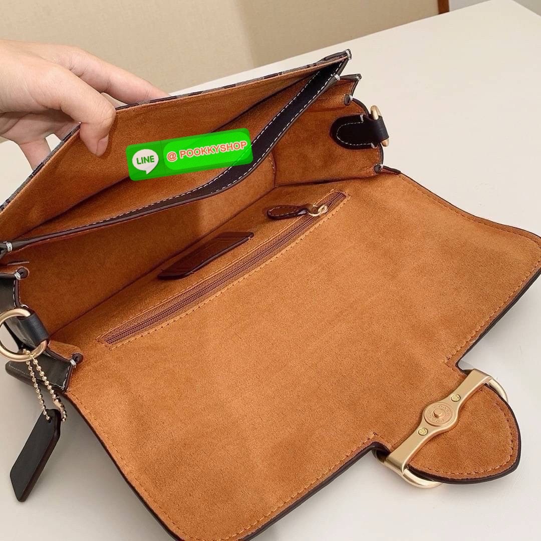 Coach CJ617 รุ่นบัคเคิลหัวใจไม่เคยว่าง ใบนี้บรรจงความหวานละมุนไว้เต็มใบ ถือก็เก๋ สะพายก็เฉียบ สีบลูยีนส์ตัดลายซิกเนเจอร์ หวานแบบไม่ต้องอธิบาย ของมันต้องมีสำหรับสายเก็บลุคเรียบหรูดูแพง