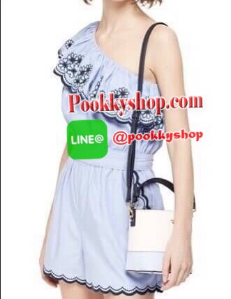 New arrival!!! Katr spade new york cameron street pippa bag 2018 พร้อมส่ง รุ่นใหม่ล่าสุดค่ะ!!! กระเป๋าวัสดุหนังซาฟเฟียโน่ ทรงถัง สามารถถือได้ สะพายข้างได้ค่ะ ด้านหน้าติดอะไหล่แบรนด์ ปากกระเป๋าเปิดปิดแบบหูรูด แบบหนังห้อยยาวลงมา หนังรูดง่ายมากค่ะ ภายในกระเป