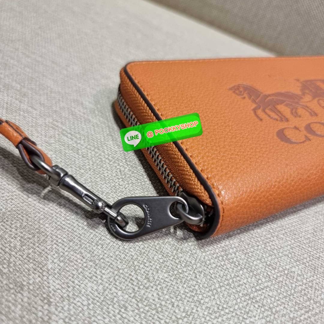 COACH C3548 LONG ZIP AROUND WALLET WITH HORSE AND CARRIAGE พร้อมเสิร์ฟความหรู กับคอลใหม่ สีสวย ผู้ดีขับผิวมาก กระเป๋าสตางค์ใบยาวกึ่งคล้องมือ เรียบหรู โดดเด่นด้วยโลโก้เอกลักษณ์ วัสดุหนัง pepble ทนทาน มาพร้อมสายคล้องมือ ถอดออกได้ ภายในใส่บัตรได้เยอะ มีช่องซ
