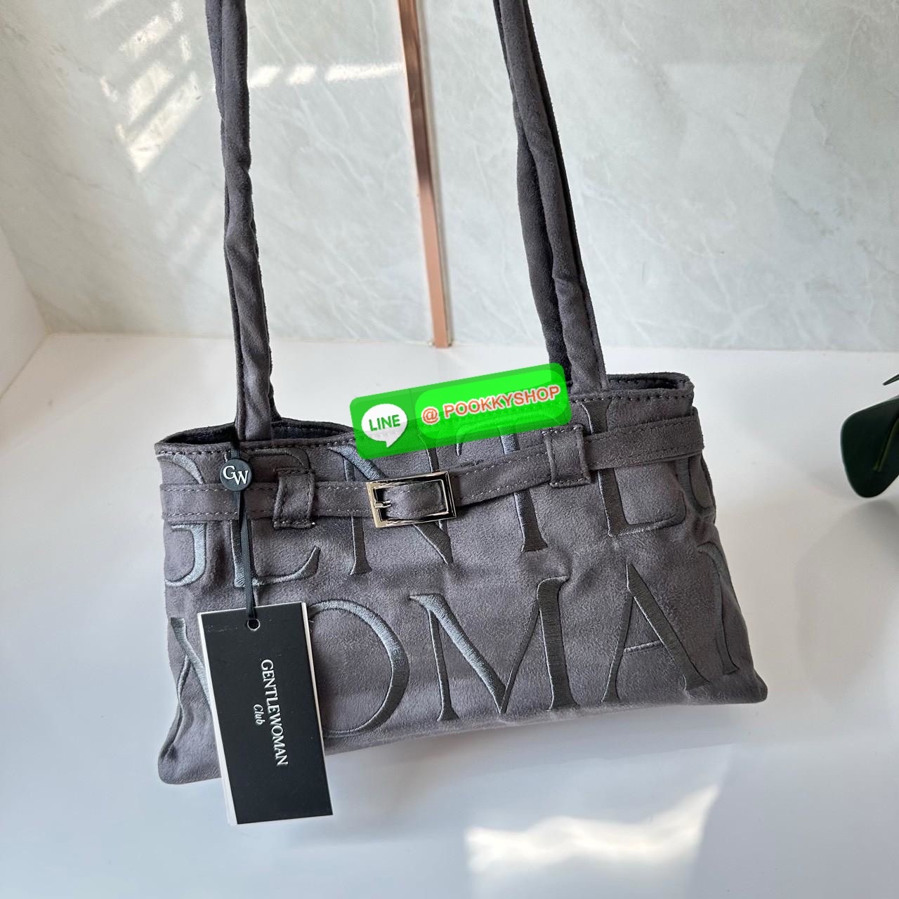 GENTLEWOMAN SUEDE BALLERINA BAG 🔖กระเป๋า Ballerina Bag ในวัสดุหนังกลับ (suede edition) พร้อมโลโก้ปักสีเดียวและรายละเอียดหัวเข็มขัด ทำให้ดูเก๋มีสไตล์โดดเด่น 🔖วัสดุ: หนังกลับ 🔖เปิด-ปิดแบบสแน๊บแม่เหล็ก ภายช่องโล่งกว้างจุของได้เยอะ