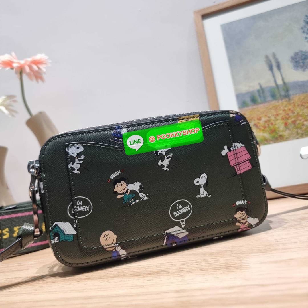 PEANUTS × MARC JACOBS THE SNAPSHOT CROSSBODY BAG คอลเลคชั่นแสนคิวท์ ที่ยกขบวนเหล่าซุปตาร์การ์ตูนมาให้แบบจัดเต็ม กับไอเท็มยอดฮิตที่โดดเด่นเป็นเอกลักษณ์ กระเป๋าสะพายข้างสุดปัง ดีไซน์ลายพรินท์แก๊งค์การ์ตูนสุดฮอต เรียกได้ว่าไม่ซ้ำใคร!! วัสดุหนังวัว สวยอยู่ทรง