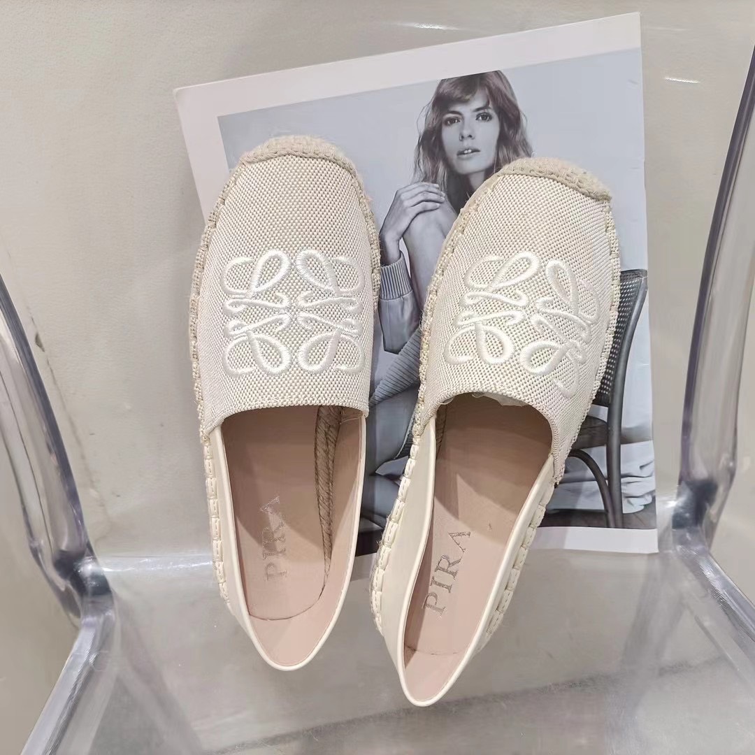 Shoe slip on รองเท้าBrand slip on งานสวยมาใหม่ รุ่นนี้ใส่สบาย ใส่แมตช์กับชุดง่าย สาวๆควรมีค่า💖