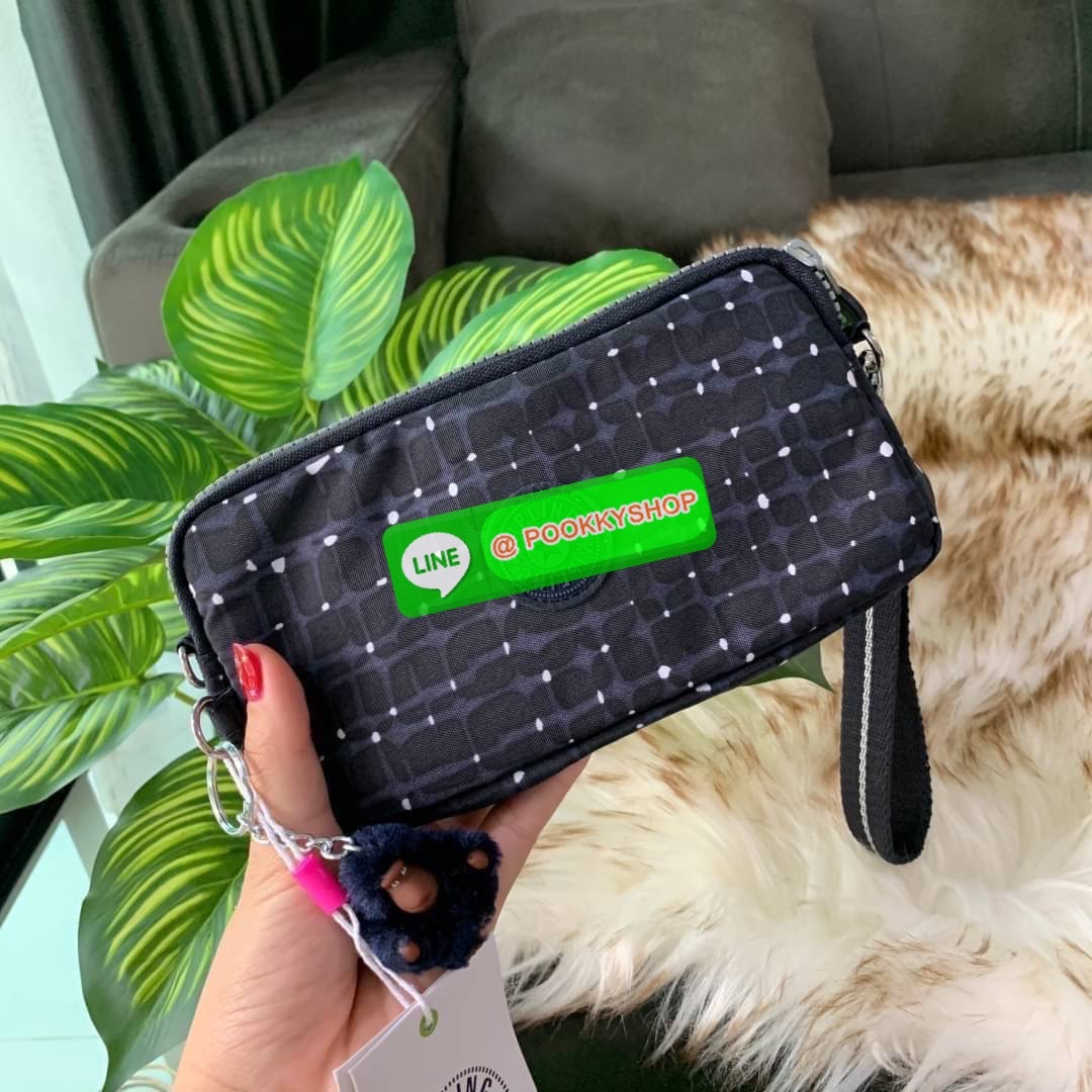 KIPLING 3 Monkey program Seoul up clutch & sling bag กระเป๋าคล้องมือ หรือ สะพายข้าง ขนาดเล็ก วัสดุ Nylon & Polyester 100% ใช้งานได้ 2 รูปแบบ มีสายสลับเปลี่ยนได้ทั้งแบบคล้องมือหรือสะพายข้าง เปิด-ปิดด้วยซิป ช่องหลักโล่ง มีช่องใส่บัตรด้านข้าง 6 ช่อง และช่องด