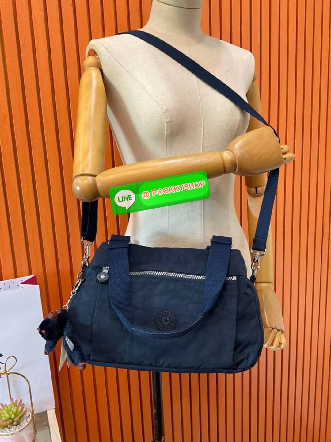 Kipling Damen Orelie Henkeltasche รุ่น K15257 กระเป๋าถือ/สะพาย Crossbody ขนาดกำลังดี หูกระเป๋ายาวสามารถคล้องบ่าได้ วัสดุpolymode100% ผ้ากันน้ำ กระเป๋ามีน้ำหนักเบา มีช่องซิป ด้านหน้า และ ด้านหลัง ภายในแบ่งเป็น 3 ช่องหลักใช้งาน ช่องซิปกลางแยกเป็นสัดส่วน จุข