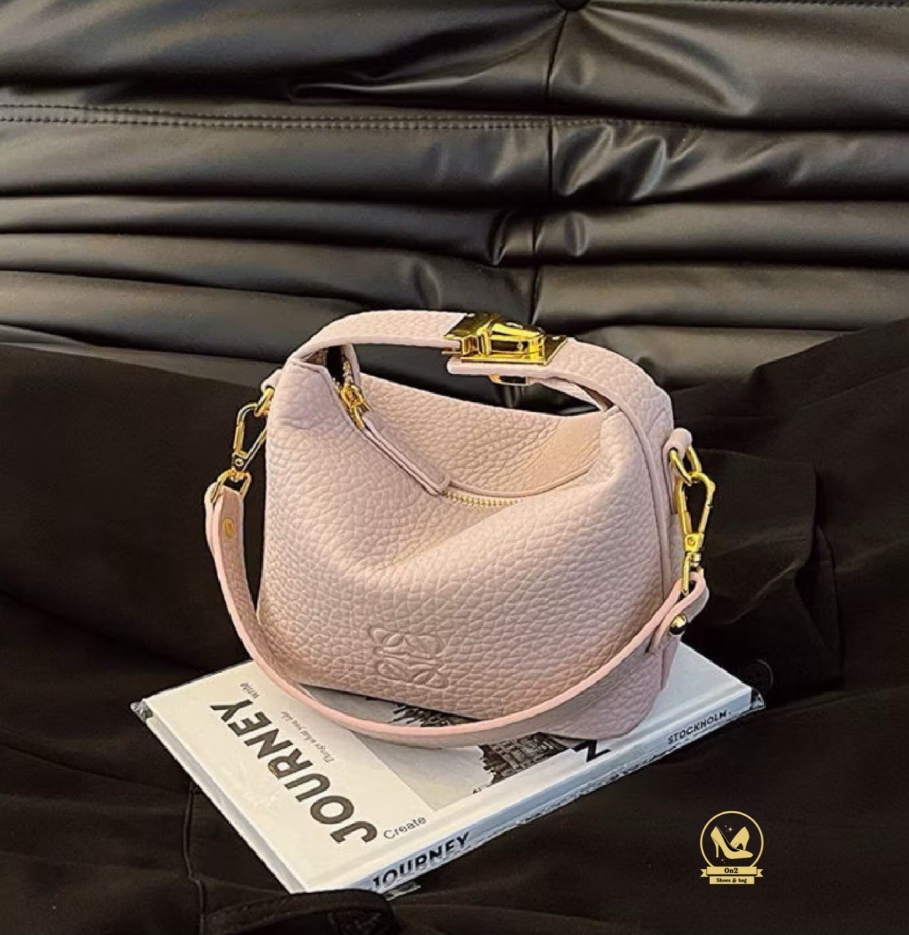 กระเป๋าหนังแฟชั่นทรงสุดฮิต ดีไซน์เรียบหรูแต่ดูเก๋มาก ✨ หนังเท็กซ์เจอร์นิ่ม สวยหรู จับถนัดมือ หัวล็อกโลหะสีทอง ตัดกับตัวกระเป๋า เพิ่มความหรูหรามีระดับ ใส่มือถือ เงิน และของใช้จุกจิกได้ครบ มีสายสะพายปรับได้ จะถือ / สะพายข้าง / crossbody ก็ได้หมด ดีไซ