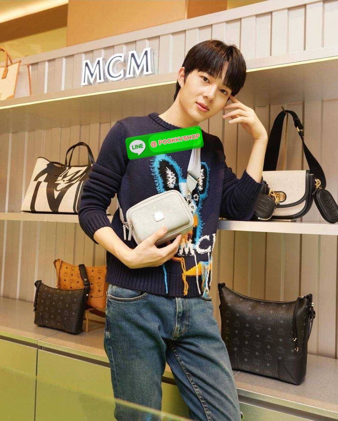 MCM X-MINI KLASSIK CROSSBODY BAG IN VISETOS รุ่นยูนิเซ็กส์มาแล้วจ้า!! ไซส์นี้ใช้ได้ทั้งหนุ่มๆสาวๆไปเลย กระเป๋าสะพายข้างทรงครอสบอดี้ ใบเล็กขนาดกะทัดรัด วัสดุหนังแคนวาสคุณภาพดี มีช่องหลัก 2 ช่อง ภายในมีช่องย่อยให้ 1 ช่อง มาพร้อมสายสะพายสปอร์ตที่ดีไซน์หรูไม่