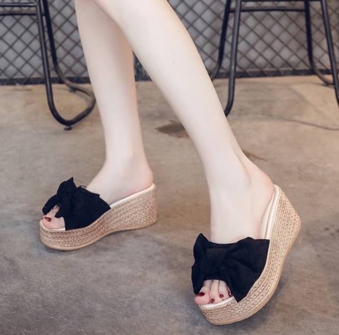 พร้อมส่ง รองเท้าส้นเตารีด สูง 3 นิ้ว แต่งโบว์ ผ้ากำมะหยี่นิ่มๆ น้ำหนักเบา ใส่สบายเท้ามากก นำเข้า 100% มาไม่เยอะน้าา