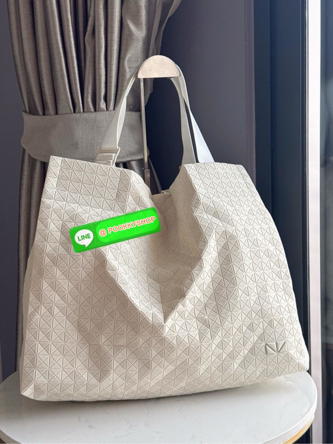Baobao Issey Miyake Cart geometric L tote bag รูปทรงที่สร้างขึ้นโดยบังเอิญ' เสื้อผ้าที่มีโครงสร้างและได้รับการออกแบบทางวิศวกรรมอันเป็นเอกลักษณ์ของแบรนด์ ส่งต่อไปยังเครื่องประดับที่น่าประทับใจและไร้กาลเวลาเหล่านี้ กระเป๋าโท้ต Cart ประดิษฐ์ขึ้นจากการตั