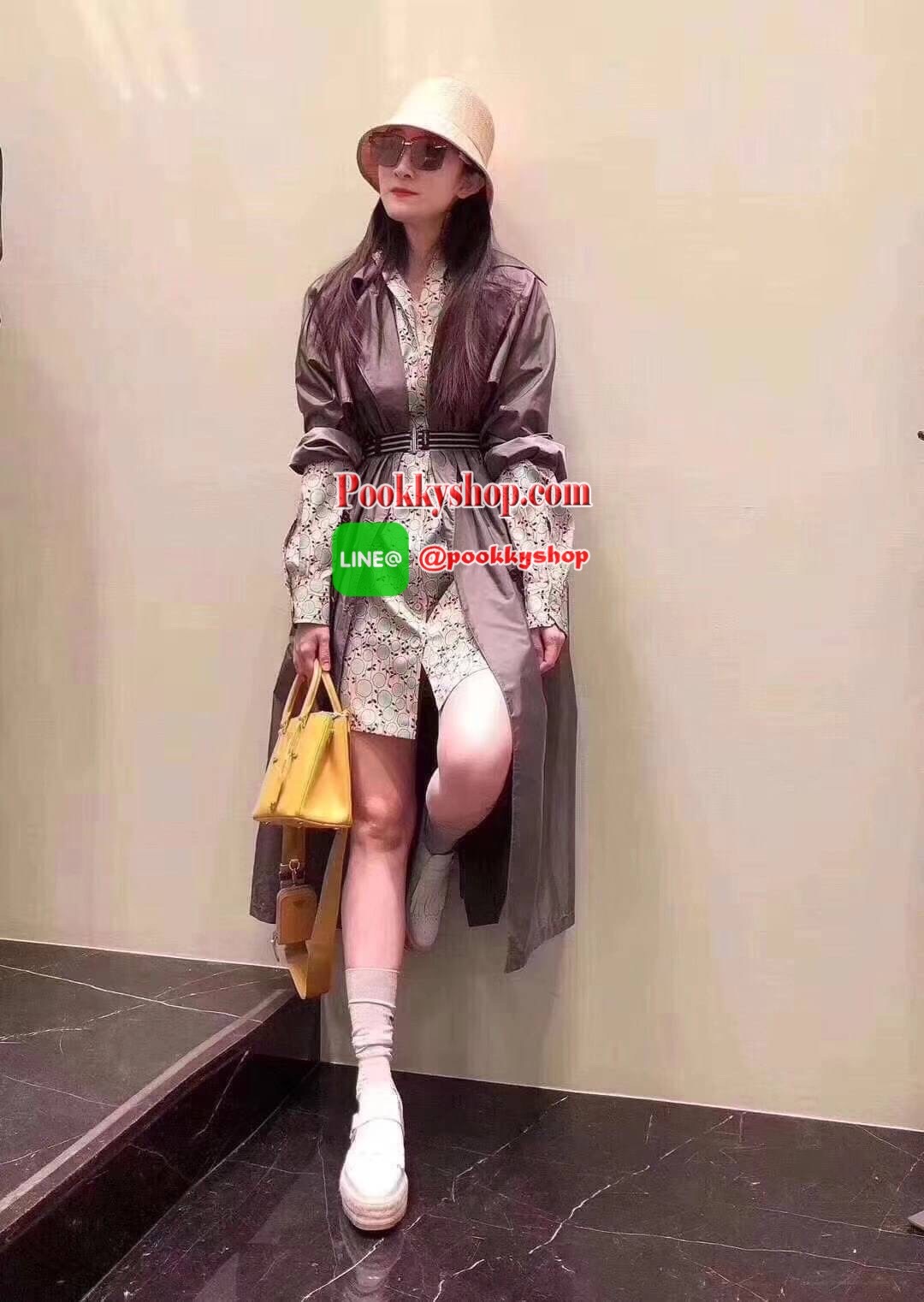 Prada กระเป๋าถือหรือสะพายอเนกประสงค์ วัสดุหนังสวยอยู่ทรงขนาดกำลังดีน้ำหนักเบา ดีไซน์สวยเก๋ที่หูหิ้วกระเป๋า โลโก้แบรนด์อะไหล่หรู หูจับแข็งแรงพับลงได้สะดวกใช้หัวซิปแบรนด์ ภายในมีโลโก้ ช่องซิป ช่องใส่มือถือ สามารถใส่กระเป๋าสตางค์ใบยาว ipad mini ของใช้จุกจิกไ