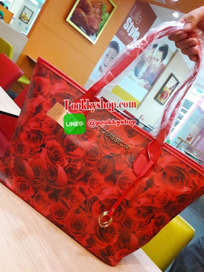 พร้อมส่ง Victoria's Secret Shopping Bag กระเป๋าอเนกประสงค์สุดสวยสะดุดตา วางตั้งได้ ไม่ยุบไม่ย้วย ใส่ของใช้สารพัดในทุกที่ทุกเวลา เปิดปิดง่ายๆด้วยกระดุมแป๊ก ฐานวางตั้งอยู่ทรงมีหมุดรองกระเป๋า พร้อมอักษรแบรนด์สีเงินแวววาวด้วยจ้า