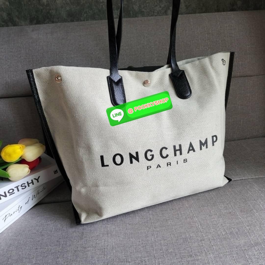 LONGCHAMP ESSENTIAL TOILE SHOULDER BAG L ECRU กระเป๋าสะพายไหล่ ใบใหญ่ สาวสายแบกไม่ควรพลาด ใส่เอกสาร แล็บท๊อป แฟ้มงานหรืออื่นๆใบเดียวจบคะ กระเป๋ามีความยืดหยุ่นและน้ำหนักเบา ปิดด้วยระบบสแน็ปอิน Longchamp ได้ปรับปรุงไลน์ผลิตภัณฑ์ ROSEAU อันเป็นสัญลักษณ์ใหม่ท