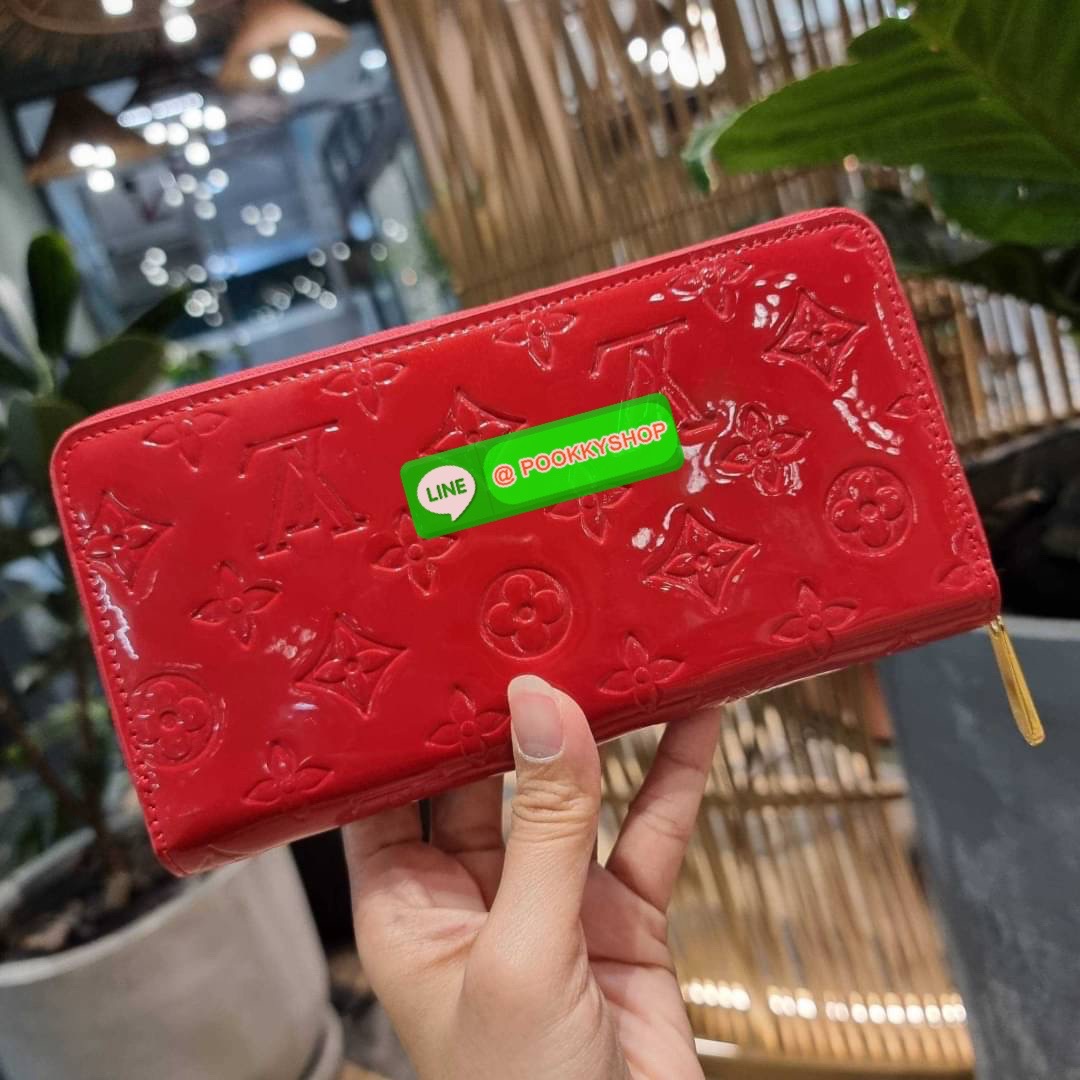 NEW IN!! LV long zip wallet with gwp กระเป๋าสตางค์พรีเมี่ยมกิ๊ฟ ดีไซน์ล่าสุด หนังแก้ววิบวับ หรูหรามาก ใบยาวขนาดกำลังเหมาะมือ ถือแล้วขับผิว ถือออกงานก็คือเลิศ วัสดุหนังแก้วเคลือบผิวกลิตเตอร์ เล่นกับแสงสวยมาก เปิด-ปิดด้วยซิปรอบ ภายในมีช่องใส่บัตรเยอะมาก มีช