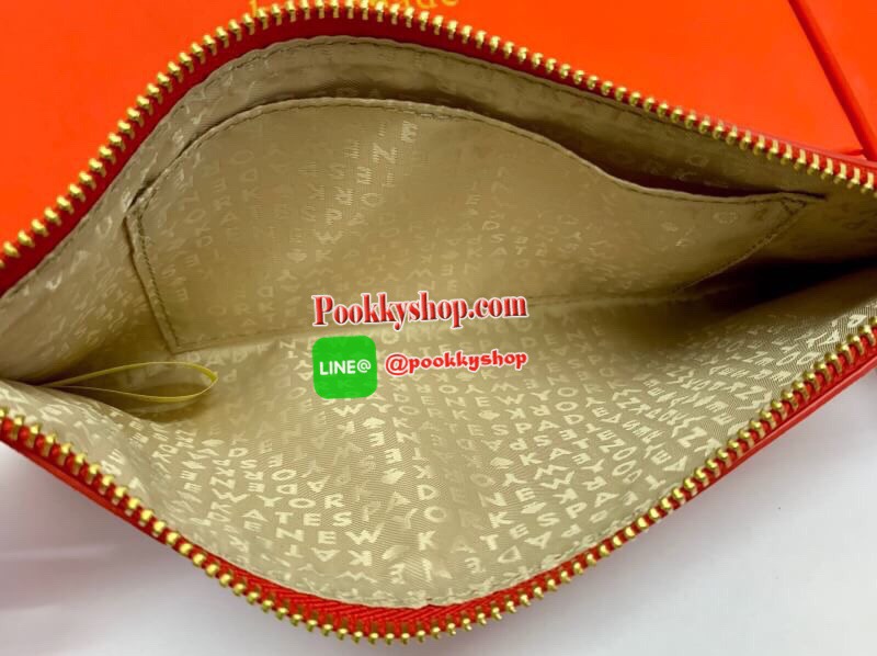 New arrival !! Kate spade new york clut bag with box รุ่นใหม่ล่าสุดปี 2019 ต้อนรับปีหมูค่ะ!! กระเป๋าถือแบบคลัท วัสดุหนังซาฟเฟียโน่ หนังนิ่มมือดีมากๆค่ะ ด้านหน้ามีโลโก้แบรนด์ พร้อมเพ้นท์รูปหมูดูซุกซนค่ะ เปิดปิดกระเป๋าแบบซิป ภายในใส่มือถือได้ทุกรุ่น;พาสปอร์