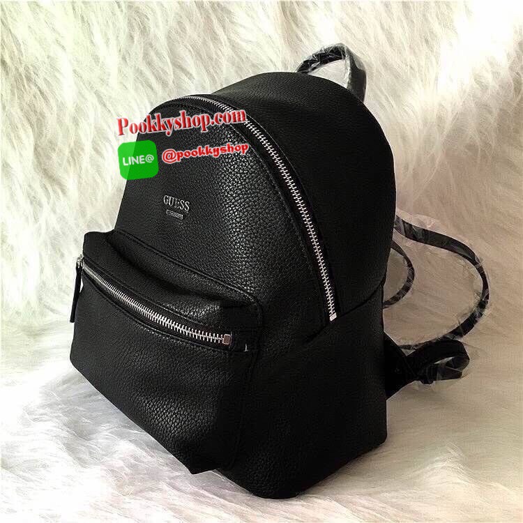Don't Miss! GUESS WOMAN'S FACTORY BACKPACK กระเป๋าเป้ขนาดกำลังดีวัสดุหนังแกะสังเคราะห์นิ่มสวยน้ำหนักเบา มีหูหิ้วเเละสายสะพายหลังเลื่อนปรับได้ ด้านหน้ามีโลโก้และช่องซิป เปิดปิดด้วยซิปสะดวกใช้ ภายในกว้างใส่เอกสาร ipad ของใช้ได้เยอะ จะสะพายไปเรียนไ