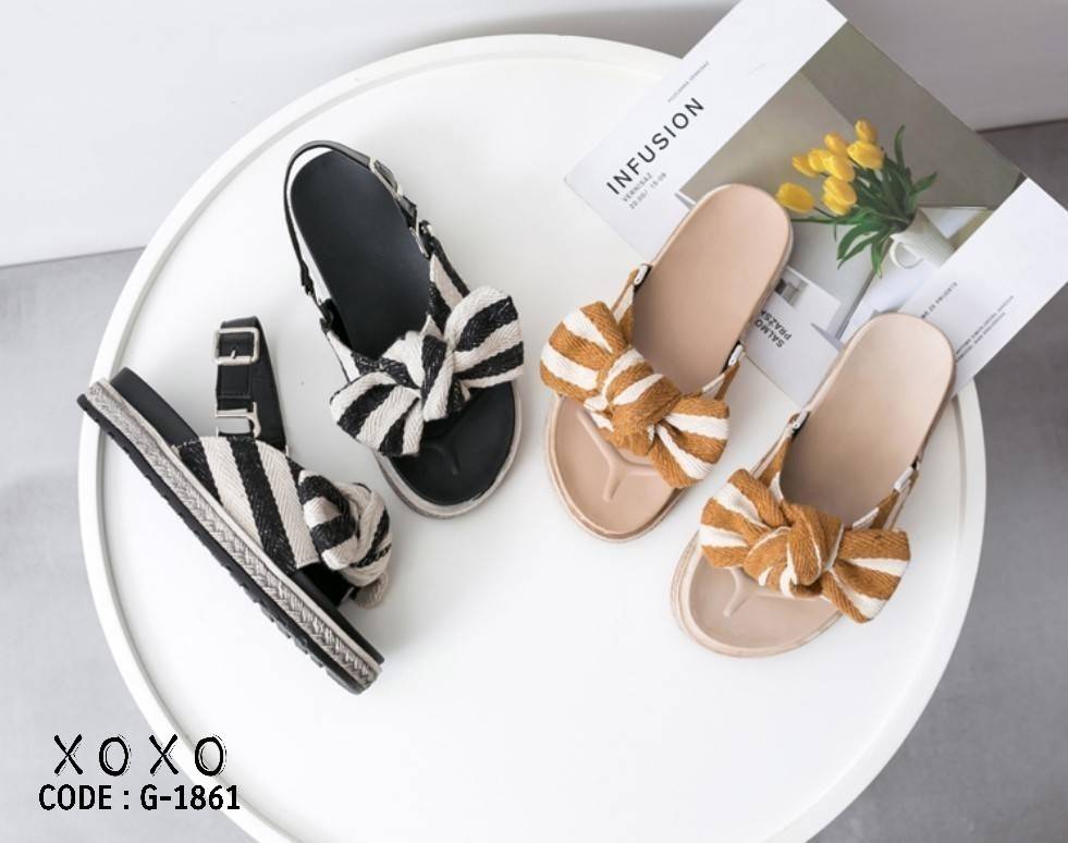 สินค้าพร้อมส่ง แถมฟรี สายคล้องเป็นรัดหลัง แตะสวม งานเก๋ วัสดุผ้าลายสลับสี ด้านหน้ามัดโบ พื้นรองเท้าส้นเสมอ ไม่ต้องเขย่ง สวมใส่ง่าย กระชับ แมทส์ชุดง่าย ติดรูเกี่ยวตะขอขอบรองเท้า ใส่ได้ 2 แบบ จะใส่แบบแตะ หรือมีสายรัดหลังง่ายๆ โดยเกี่ยวตะขอ เท่านั้นเอง ก็เปล