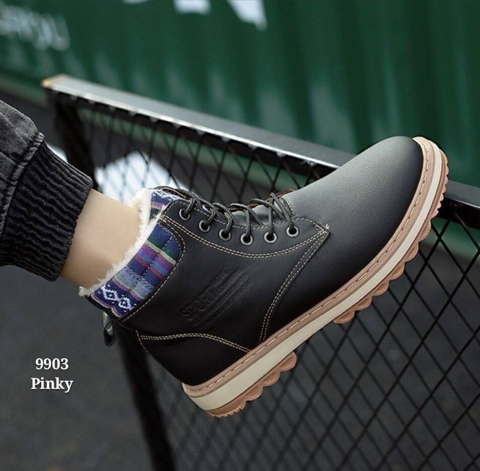พร้อมส่ง 9903 รองเท้าหนังหุ้มข้อชาย 9903 งานนำเข้าอีกงานที่หนุ่มๆ ตามหา งานคุณภาพ หนัง pu พรีเมี่ยม ด้านในบุผ้าสำลี พื้นกันลื่นอย่างหนา ปลายข้อแต่งลายเล็กน้อย เท่ห์ได้อีก สวมง่าย ใส่สบาย ซับเหงื่อได้ดี งานดีมีน้อย ราคาเบามั่กๆ
