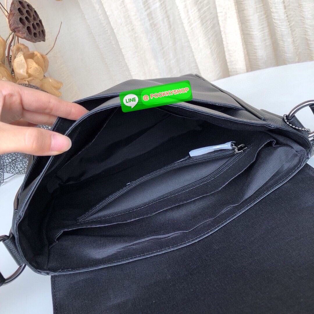 Coach F73339 F73340 – Hudson Crossbody Bag in Signature Embossed Leather “จะวันทำงานหรือวันสบาย ๆ แค่สะพายใบนี้…ก็เหมือนใส่ความเท่ติดตัวไว้แล้ว” Coach Hudson Crossbody F73340 กระเป๋าหนังแท้ลาย C ปั๊มลึก ทรงเหลี่ยมเรียบหรู โทนดำทั้งใบ เหมาะกับผู้ชายที่อยาก