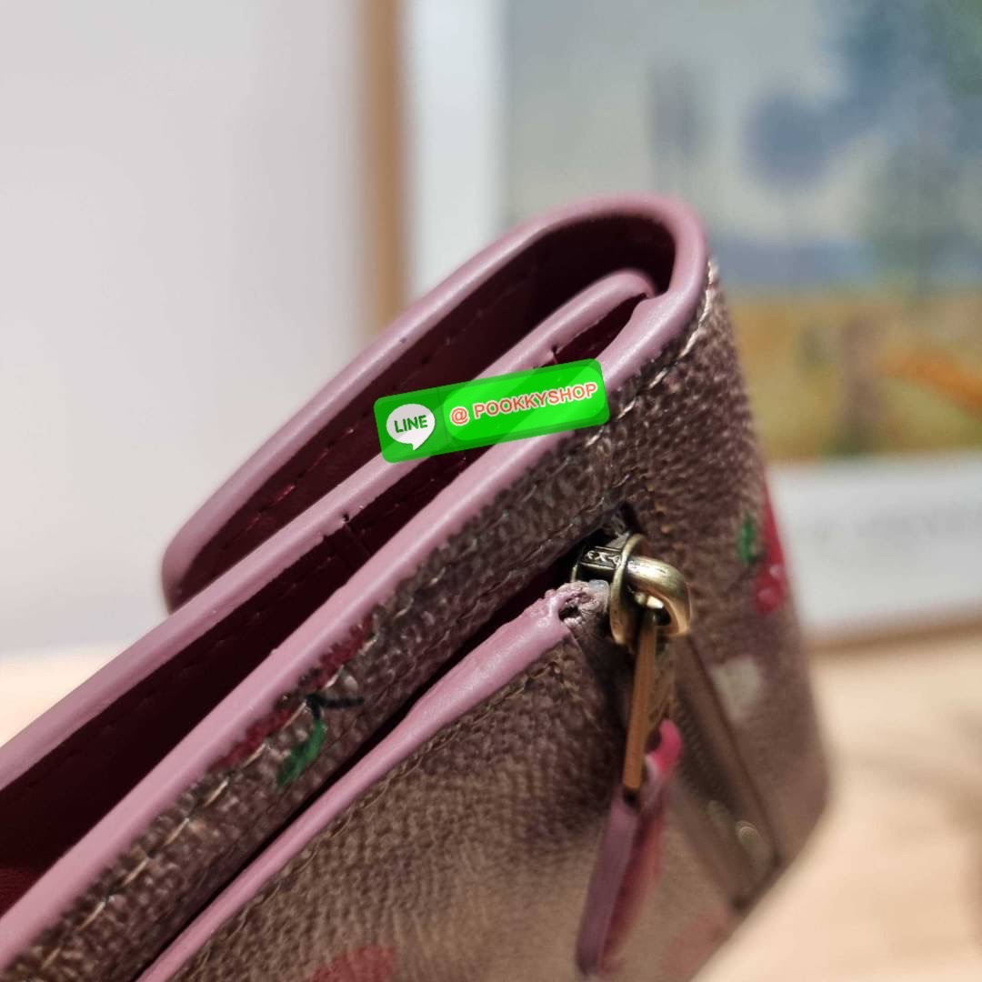 COACH 87709 SMALL WALLET IN SIGNATURE CANVAS WITH SCATTERED APPLE PRINT 🔆 Details กระเป๋าสตางค์ใบสั้น พับสองตอน อะไหล่สีทองเหลือง สวยคลาสสิค แต่งเติมสีสันด้วยแอปเปิ้ลคละเต็มใบ ดูสวยหรูอย่างลงตัว เปิด-ปิดด้วยกระดุม ภายในมีช่องใส่บัตร ใส่ธนบัตรได้ทุ