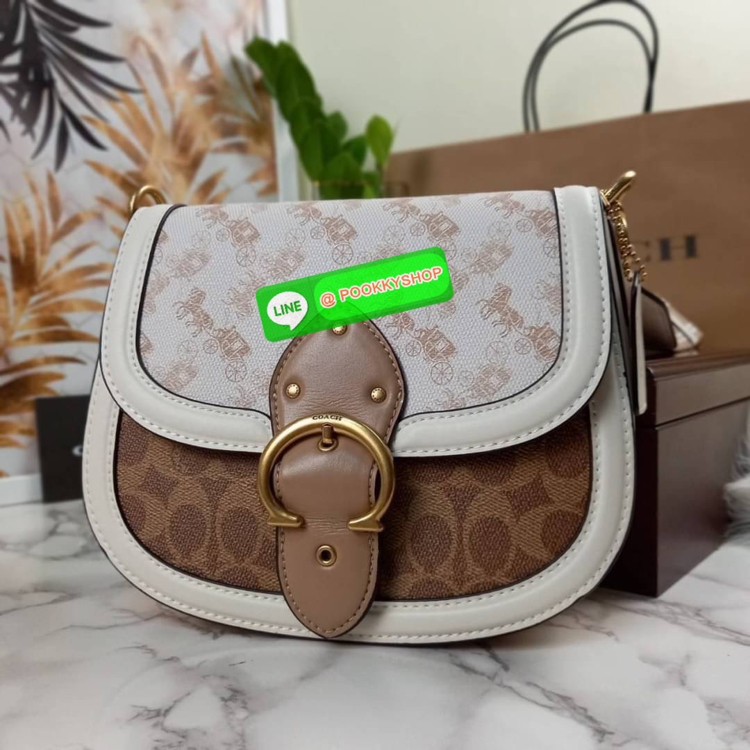 NEW IN หลงรักได้ง่ายๆเลยกับรุ่นนี้ เรียบหรู สุดคลาสสิค>> COACH BEAT SADDLE BAG WITH HORSE AND CARRIAGE PRINT(COACH C0749) ทรงสวย ใช้งานง่าย วัสดุแคนวาสผสมหนังแท้คุณภาพ ปริ้นลายรถม้า>> เปิด-ปิดด้วยกระดุมแบบล็อค แน่นหนามากๆ ด้านในเป็นช่องโล่ง ใส