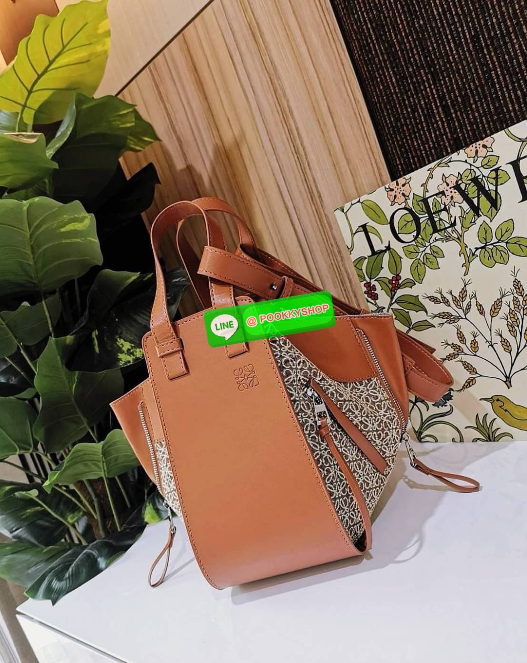 ✴️ห้ามพลาด!✴️NEW ARRIVAL! LOEWE ANAGRAM SHOULDER BAG GIFT WITH PURCHASE (GWP) กระเป๋าถือหรือสะพายพรีเมี่ยมกิ๊ฟ Limited จาก LOEWE PERFUME DUTYFREE COUNTER รุ่นหายากสุดเลอค่าวัสดุ Anagram Canvas ตัดหนังแท้ Calfskin สุดคลาสสิค ขนาดกำลังดี น้ำหน
