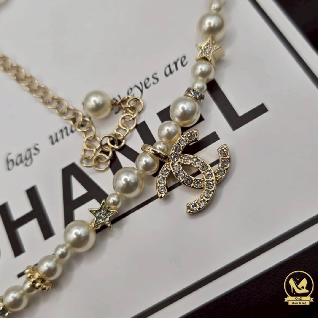 ความหรูหราอยู่ที่รายละเอียด… Chanel ชิ้นนี้ บอกเลยว่าสะกดทุกสายตา ด้วยความวิบวับระดับไฮเอนด์ สร้อยคอ Chanel ไม่ต้องพูดเยอะ หรูแบบผู้ดีมีคลาส งานหรูดูแพง ใส่แล้วออร่าพุ่ง