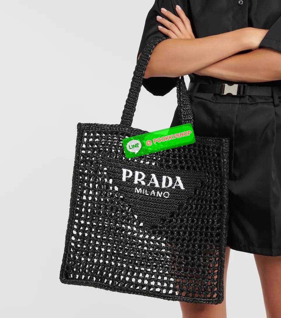 PRADA RAFFIA TOTE BAG สวยไม่ซ้ำใคร สไตล์บีช เหมาะมากกับการสะพายไปเที่ยวทะเล หรือจะใช้ในวันสบายๆก็ตอบโจทย์ กับกระเป๋าสะพายสานใบใหญ่ ตัวกระเป๋าเป็นวัสดุสังเคราห์จากธรรมชาติ สานทอเต็มใบออกมาเป็นลวดลายสวยงาม มีกระเป๋าซับในให้ สำหรับใส่ของเป็นสัดส่วน และรูดปาก
