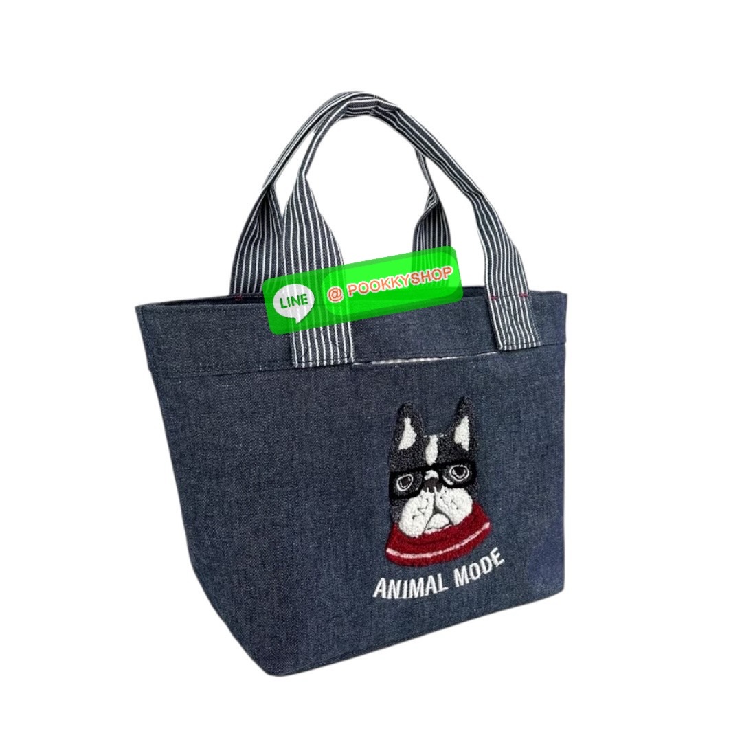 กระเป๋ามินิ Kusuguru Paulo Dyed Denim & Hickory ผ้าย้อมเส้นด้ายนี้มีเนื้อสัมผัสคล้ายผ้าเดนิม ต่างจากผ้าเดนิม ตรงที่ทนทานต่อสีตกและมีน้ำหนักเบา ลายปัก Sagara สามมิติอันโดดเด่นสะดุดตานั้นน่าประทับใจอย่างยิ่ง กระเป๋าใบนี้มีขอบกระเป๋าที่กว้างและขนาดที่ใช้งานง