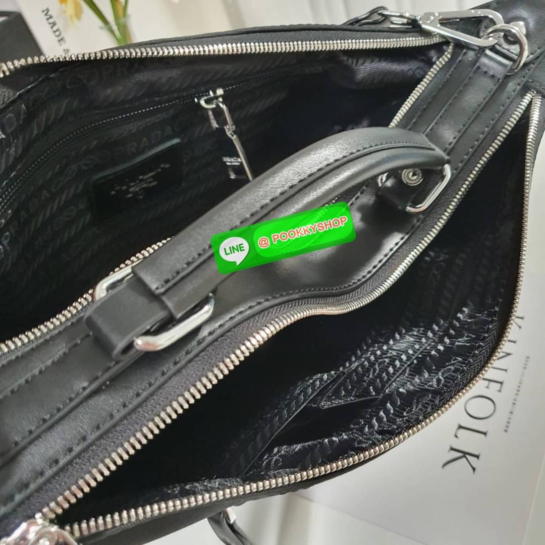 HOT DEAL!!! มาละค้า งานพรีเมี่ยมกิ้ฟ จากเคาเตอร์ต่างประเทศคะ รุ่น LIMITED EDITION ค่า ได้ กระเป๋าอเนกประสงค์ ทำได้ถึงสองทรง จากแบรนด์ PRADA มาค่า เป็น กระเป๋า MATTE CANVAS ใบนี้มีสายยาวให้คะ เลิศมาก สะพายเป็น SHOULDER BAG หรือ ถือได้คะ ด้านหน้ามี LOGO BRA