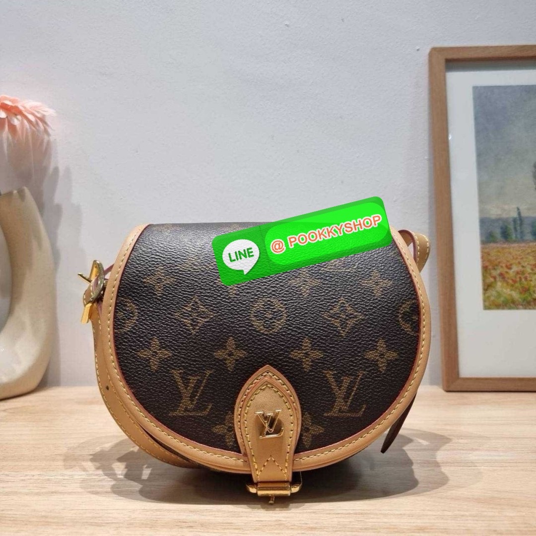 LV TAMBOURIN CROSSBODY BAG 🔆 Details รุ่นลิมิเต็ดหายาก กับกระเป๋าสะพายทรงสวย ดีไซน์คลาสสิค เปิด-ปิดด้วยกนะดุมแม่เหล็ก สายสะพายในตัว ปรับได้ หรือซ่อนสายและถือเป็น clutch ออกงานก็ได้ ดูแพงมากๆ ภายในเป็นช่องโล่ง ใส่ของจุกจิกได้ ของจำเป็นได้ โทรศัพท์ไ