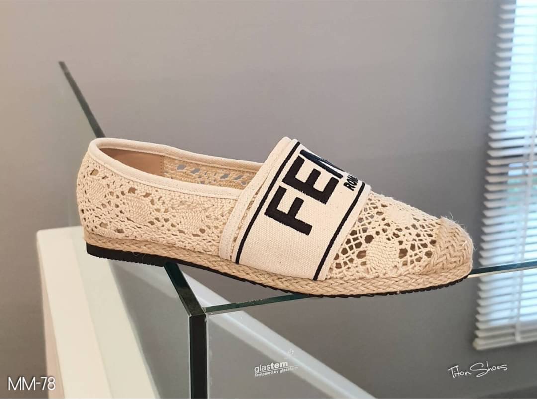 งานเข้าใหม่ เพิ่งมาค่ะ พร้อมส่ง คลอใหม่ สลิปออนงานลูกไม้คาด Fendi Roma น่ารักมากๆ รุ่นนี้ พื้นปั้มแบรนด์