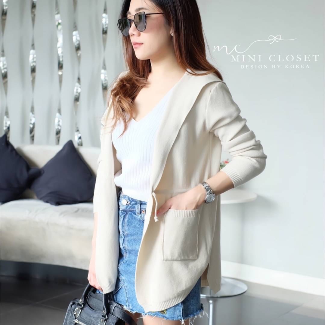 พร้อมส่งค่ะ ใส่ได้บ่อยสุด กับงานเสื้อไหมพรม เนื้อผ้านุ่มพิเศษอย่างดี มีฮู้ด มีเชือกรัดรอบเอวในตัว กระเป๋าหน้า แม่ค้าการันตี งานละมุนที่คุณๆควรมีค่ะ